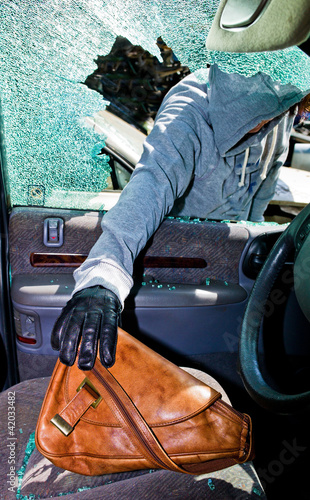Foto: Ein Dieb entwendet eine Handtasche aus Auto Ein Dieb entwendet eine Handtasche aus Auto