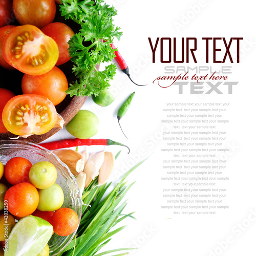 Foto: Tomatos, chives, garlic, red chili, lime and parsley on white Tomatos, chives, garlic, red chili, lime and parsley on white