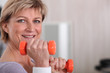 Foto: Mature woman using dumbbells Mature woman using dumbbells