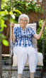 Seniorin auf der Schaukel