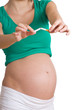 Frau mit Babybauch zerbricht Zigarette