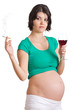 Frau mit Babybauch trinkt und raucht