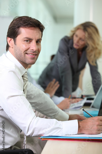 Foto: Businessman looking up during an office meeting Businessman looking up during an office meeting