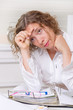 Foto: Überanstrengte Frau im Büro Überanstrengte Frau im Büro