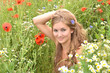 Foto: Young, beautiful woman in a field with spring flowers Young, beautiful woman in a field with spring flowers