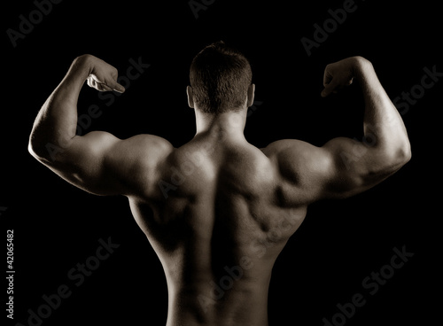 Foto: Bodybuilder showing his muscles Bodybuilder showing his muscles