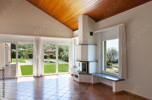 Foto: room with terracotta floor,windows overlooking the garden room with terracotta floor,windows overlooking the garden
