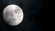 Luna llena con nubes negras