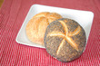 Mohnbrötchen und Sesambrötchen