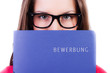 junge frau mit bewerbungsmappe