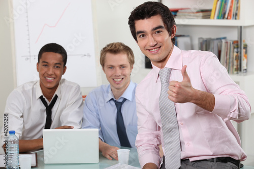 Foto: male trio in meeting room with laptop male trio in meeting room with laptop