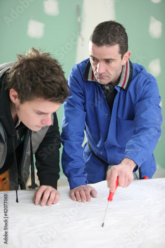 Foto: Builder and his apprentice Builder and his apprentice