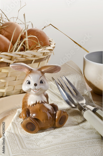 Photo: Osterhase mit Eier auf einem Gedeck Osterhase mit Eier auf einem Gedeck