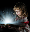 Foto: Teen girl reading the Book. Teen girl reading the Book.
