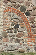 Vermauertes Spitzbogenportal einer mittelalterlichen Dorfkirche