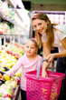 Foto: mother and daughter shopping in market mother and daughter shopping in market