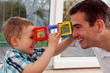 Foto: Vater und Sohn spielen Vater und Sohn spielen