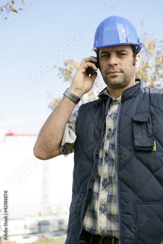 Foto: Tradesman talking on his mobile phone Tradesman talking on his mobile phone