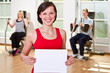 Trainerin mit Message vor Gruppe