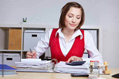 Foto: Frau macht Betriebsprüfung im Büro Frau macht Betriebsprüfung im Büro