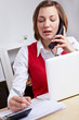 Frau arbeitet im Callcenter