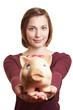 Frau bietet Sparschwein an