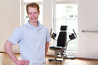 Trainer im Fitnessstudio lächelnd
