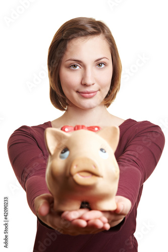 Photo: Frau bietet Sparschwein an Frau bietet Sparschwein an