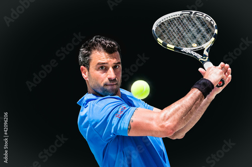 Photo: Tennisspieler bei der Rückhand Tennisspieler bei der Rückhand