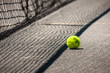 Foto: Tennisball beim Netz Tennisball beim Netz
