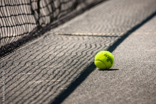 Photo: Tennisball beim Netz Tennisball beim Netz