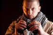 Foto: Portrait of serious soldier in camouflage holding binoculars Portrait of serious soldier in camouflage holding binoculars