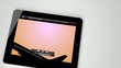 tablette noire avion et ville
