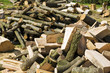 Foto: pile of dry chopped firewood pile of dry chopped firewood