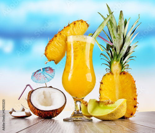 Foto: Pina colada drink with blur beach on background Pina colada drink with blur beach on background