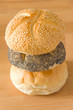 Mohnbrötchen und Sesambrötchen