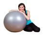 sportliche Frau mit Gymnastikball - Freisteller