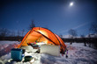 Wintercamping bei Nacht
