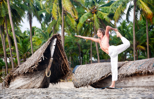Foto: Yoga natarajasana dancer pose Yoga natarajasana dancer pose