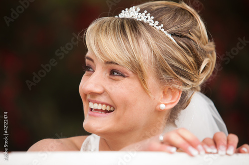 Photo: Lachende Braut - Portrait nach Hochzeit Lachende Braut - Portrait nach Hochzeit