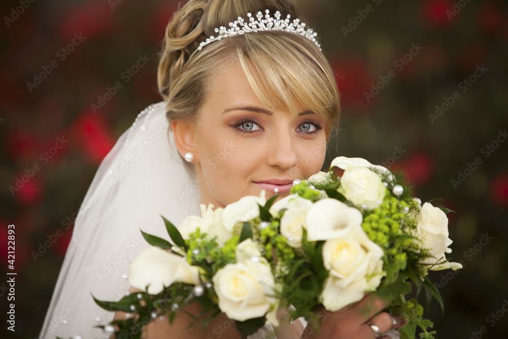 Braut Portrait mit Brautstrauß und Accessories