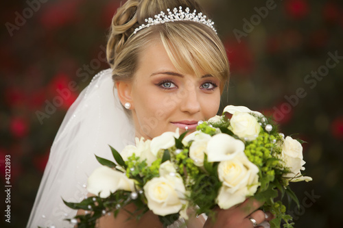 Photo: Braut Portrait mit Brautstrauß und Accessories Braut Portrait mit Brautstrauß und Accessories