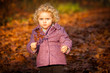 baby hält blatt im herbst - holding maple leaf