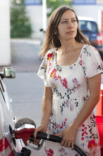 Foto: Frau tankt Auto auf Tankstelle auf Frau tankt Auto auf Tankstelle auf