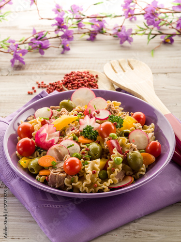 Foto: cold mixed pasta salad with tuna cold mixed pasta salad with tuna