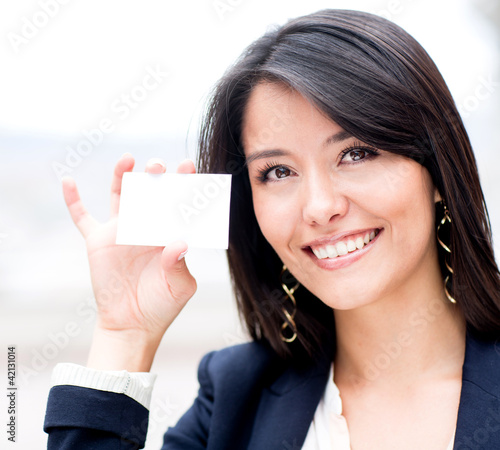 Foto: Woman holding a business card Woman holding a business card