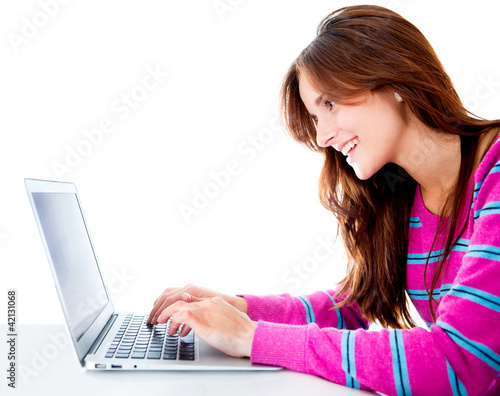 Foto: Woman browsing on her computer Woman browsing on her computer