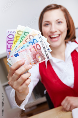 Foto: Frau gewinnt viel Geld Frau gewinnt viel Geld