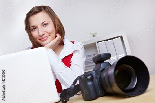 Photo: Fotografin am Laptop mit Kamera Fotografin am Laptop mit Kamera
