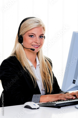 Foto: Frau mit Headset und Computer bei Hotline Frau mit Headset und Computer bei Hotline